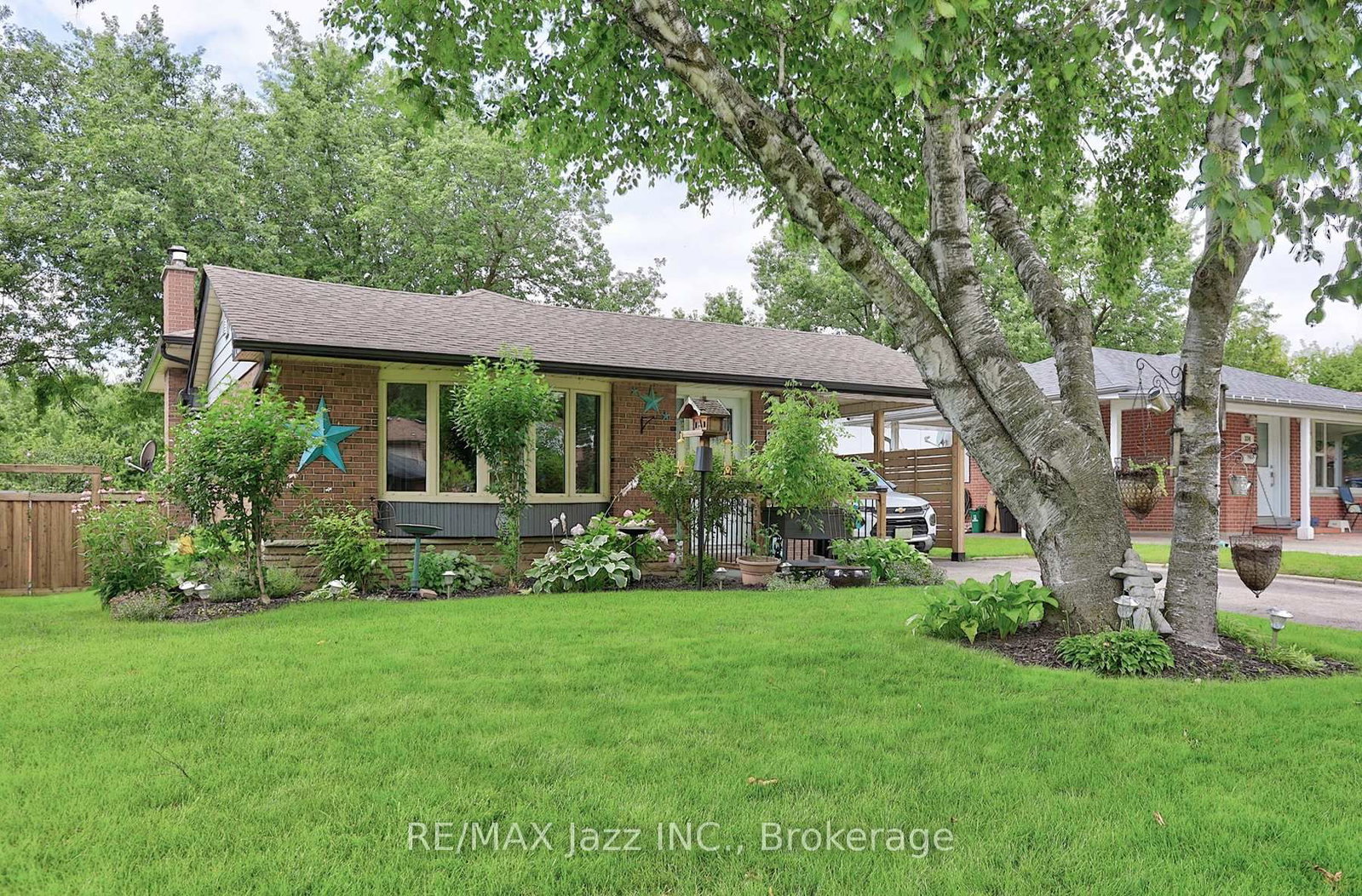 330 Waverly Street N • Oshawa, ON photo 2