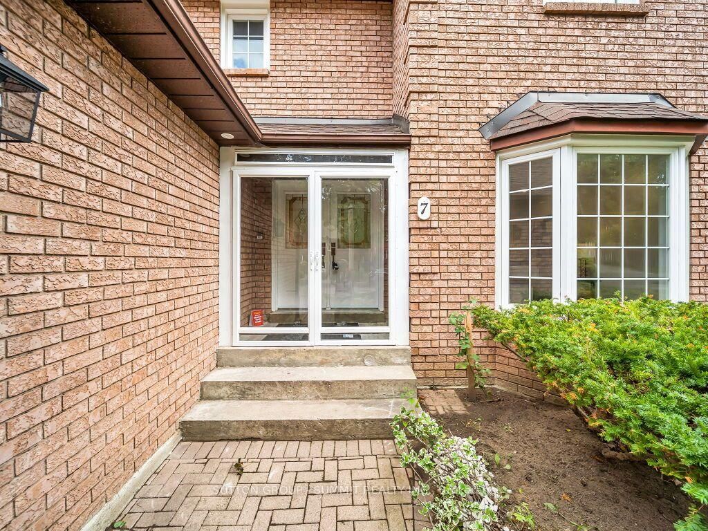 7 Winding Court • Toronto, ON photo 4
