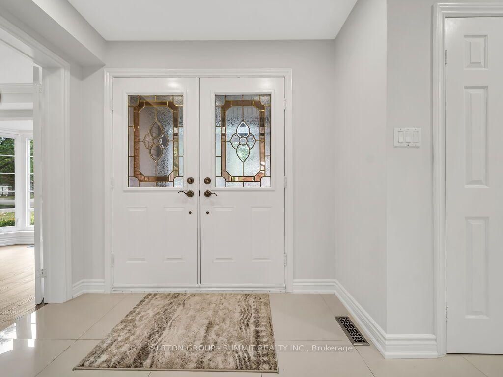 7 Winding Court • Toronto, ON photo 5