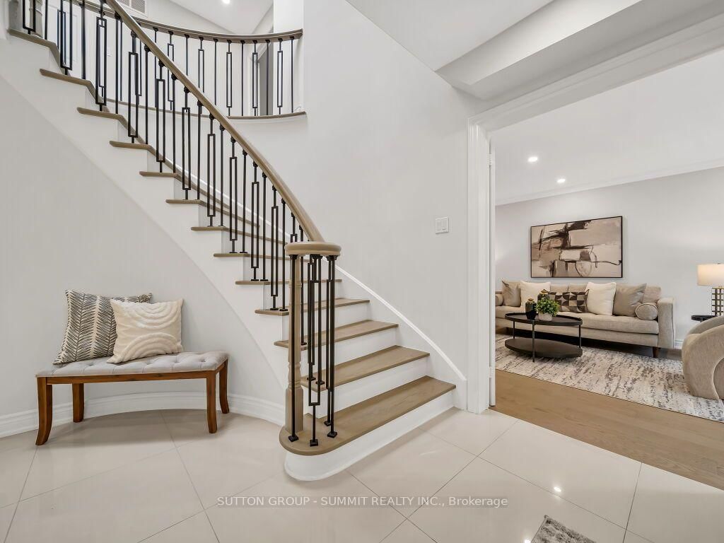 7 Winding Court • Toronto, ON photo 6