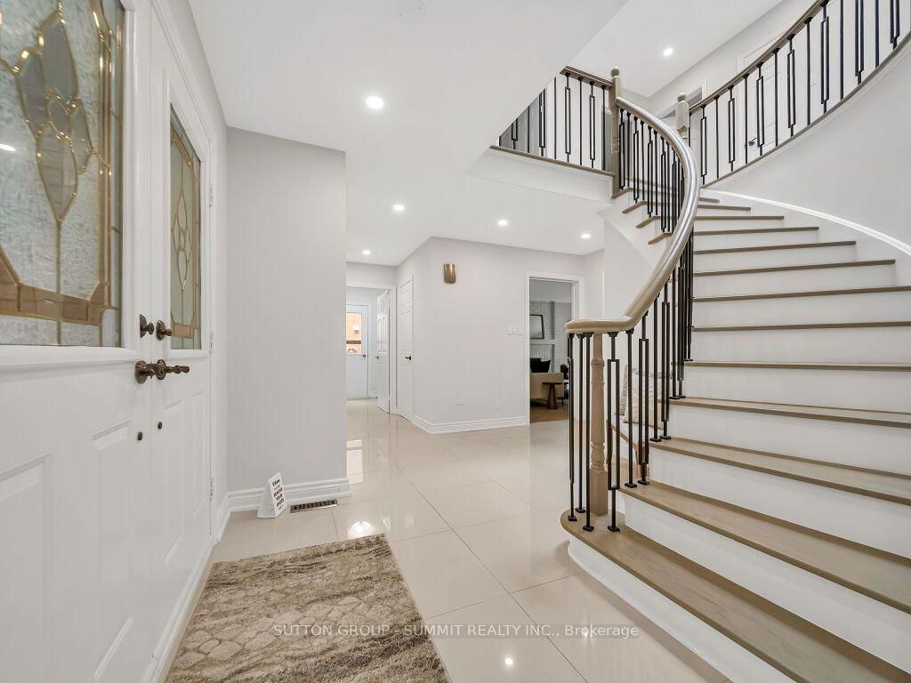 7 Winding Court • Toronto, ON photo 7