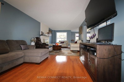 80 Kennett Drive • Whitby, ON photo 2