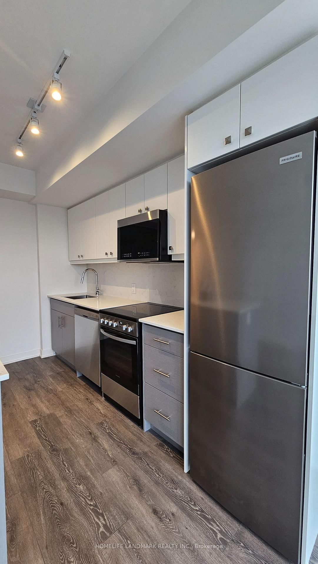 608 - 2 MANDERLEY Drive, Toronto 5