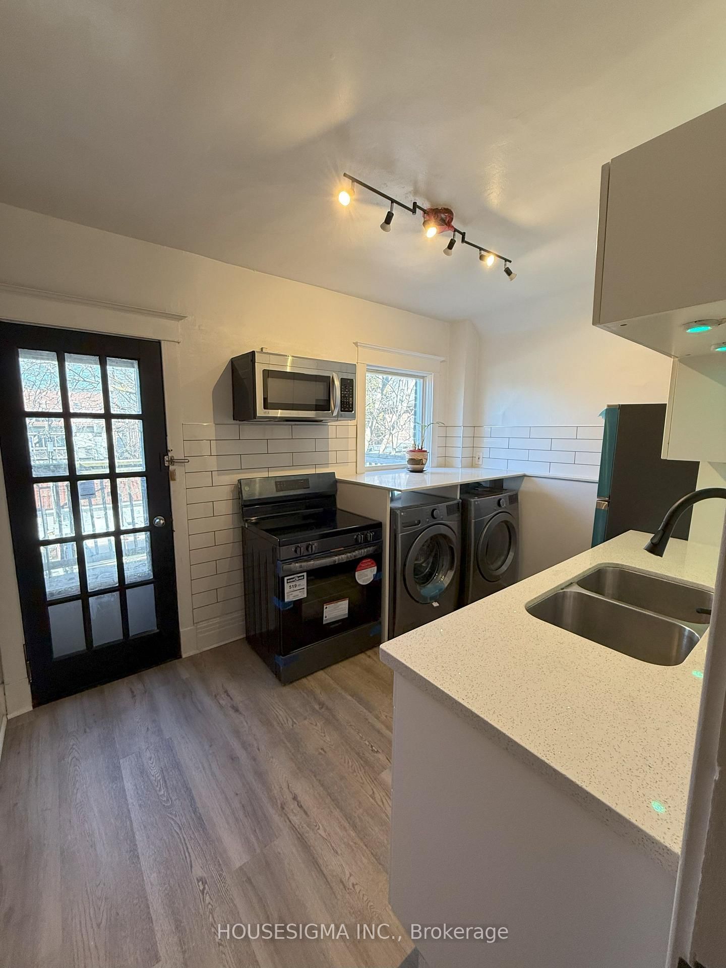 256 Woodbine Avenue • Toronto, ON photo 16