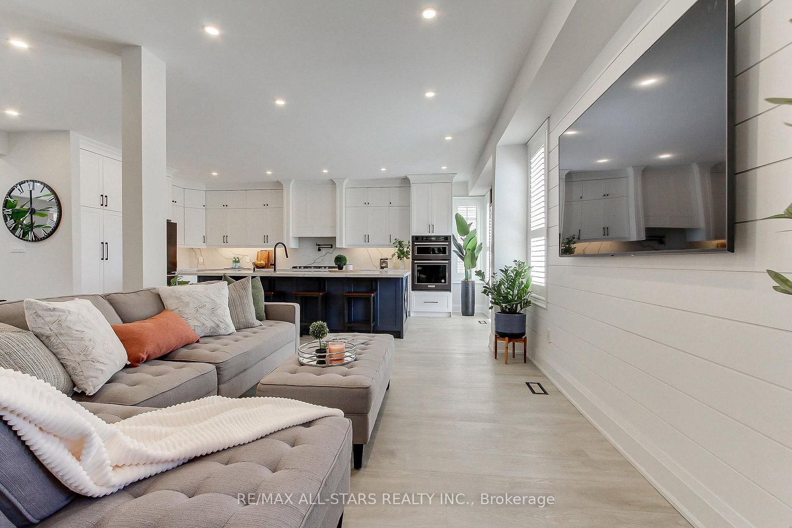 1 Hatch Street • Whitby, ON photo 10