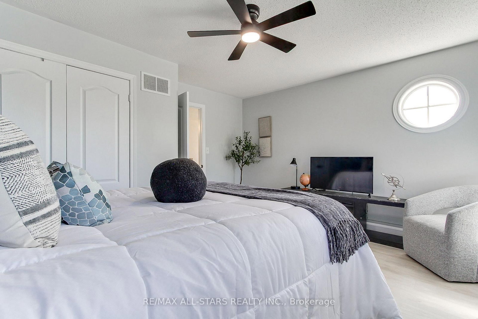 1 Hatch Street • Whitby, ON photo 27