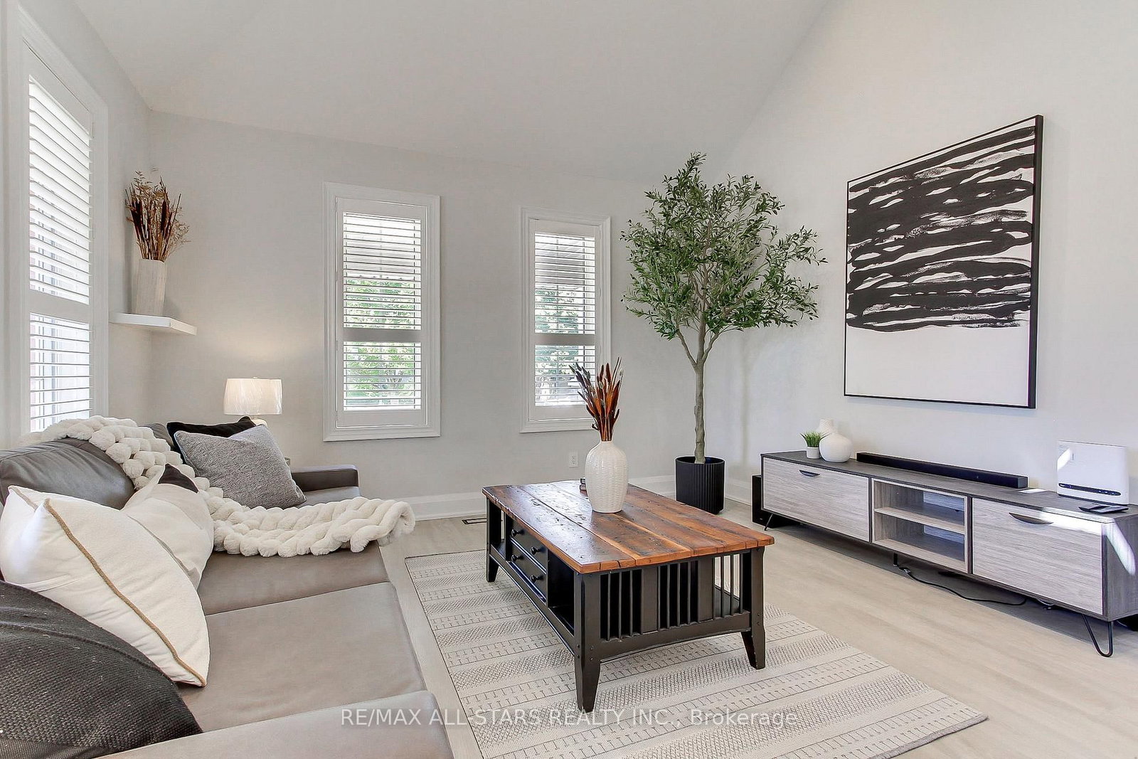 1 Hatch Street • Whitby, ON photo 6