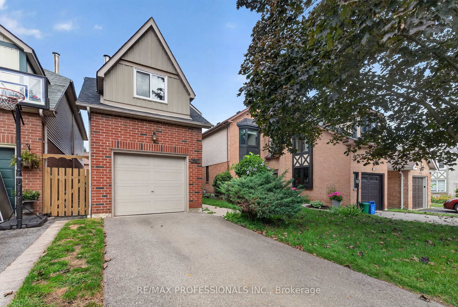 1001 Redbird Crescent • Pickering, ON photo 2