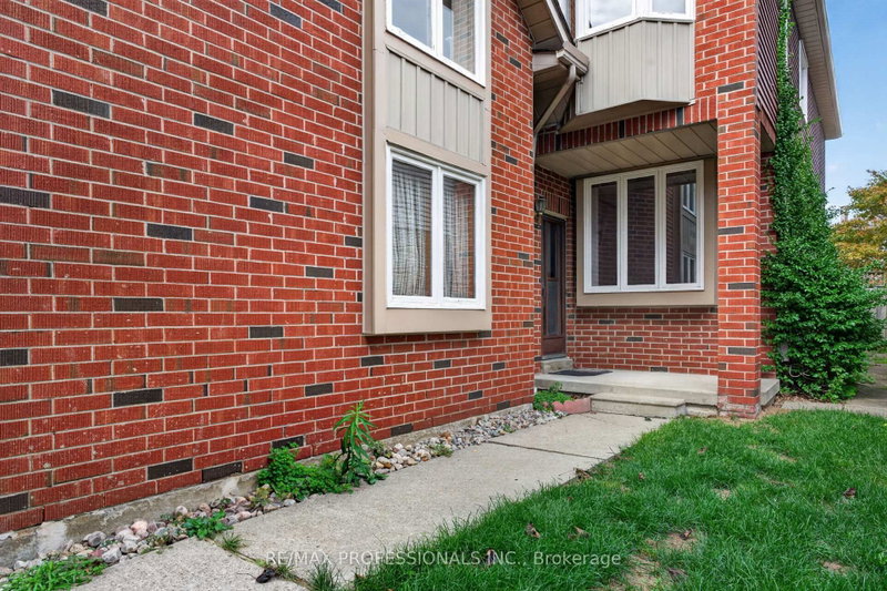 1001 Redbird Crescent