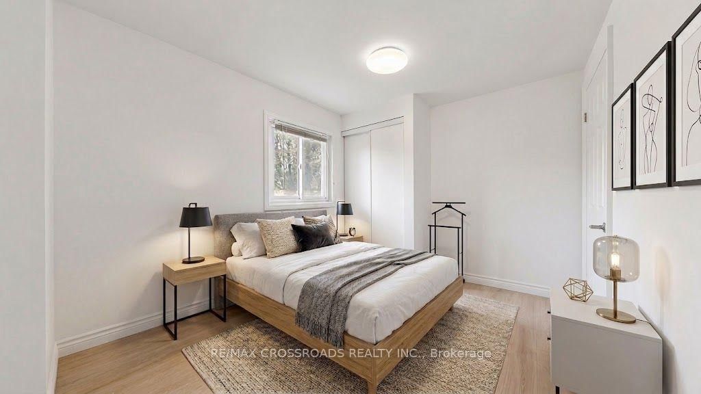 36 United Square • Toronto, ON photo 10