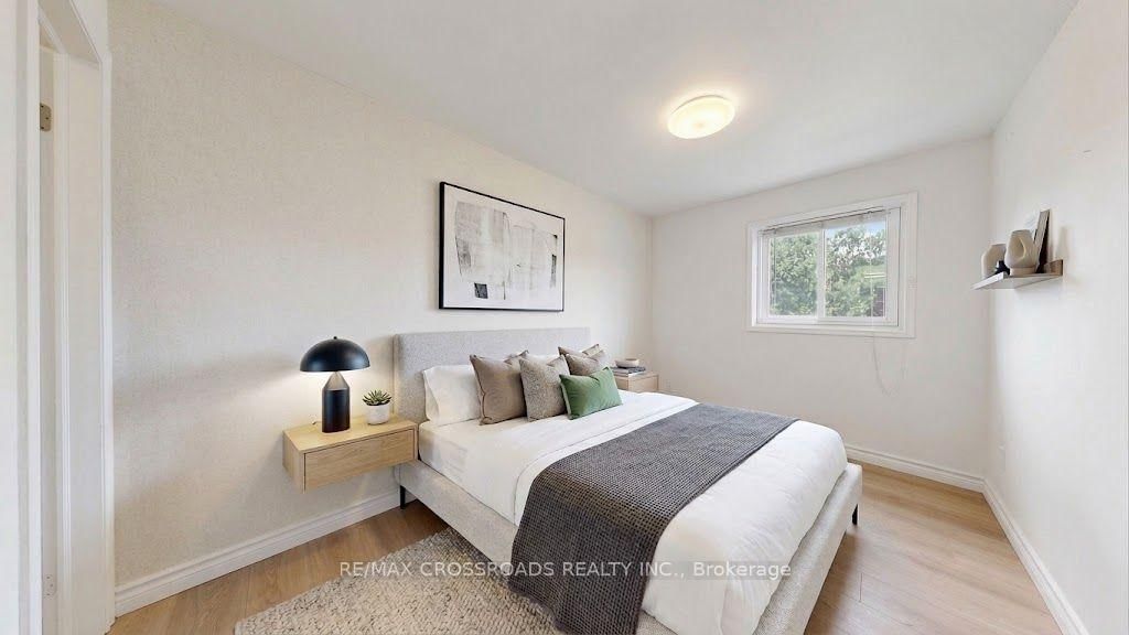 36 United Square • Toronto, ON photo 11