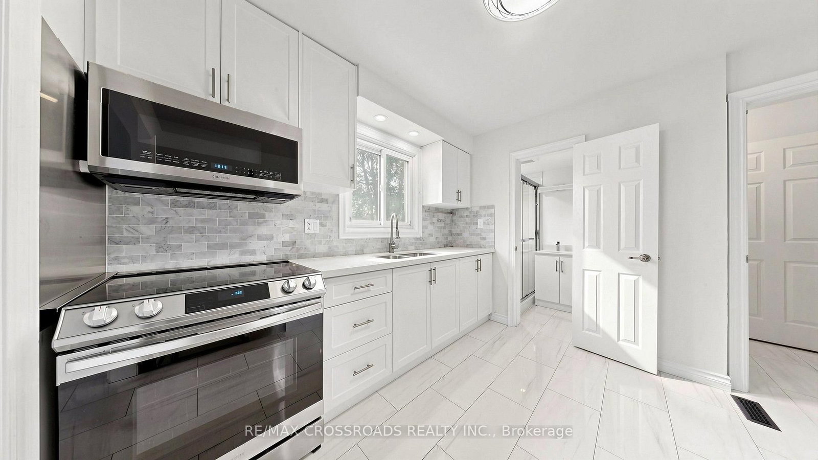 36 United Square • Toronto, ON photo 12