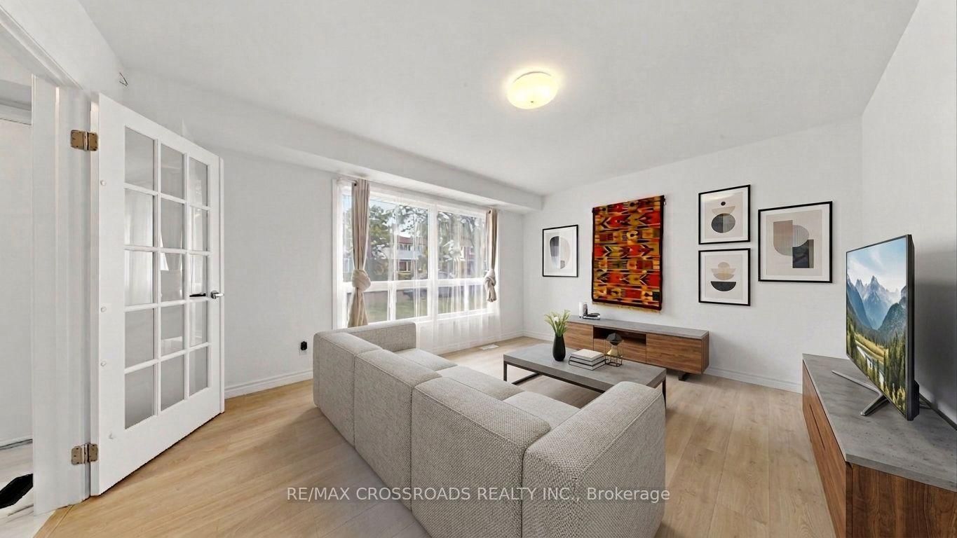 36 United Square • Toronto, ON photo 5