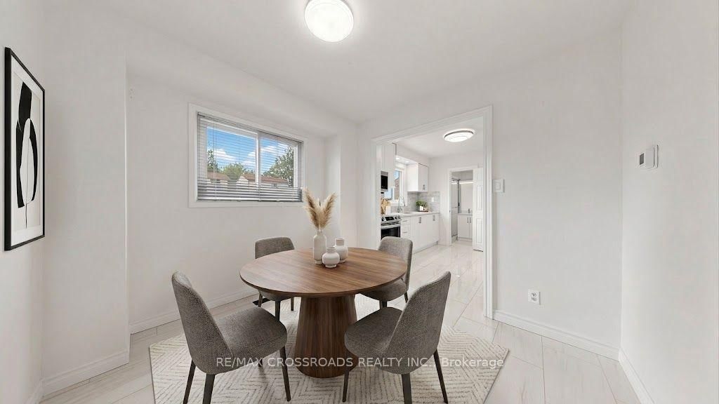 36 United Square • Toronto, ON photo 7