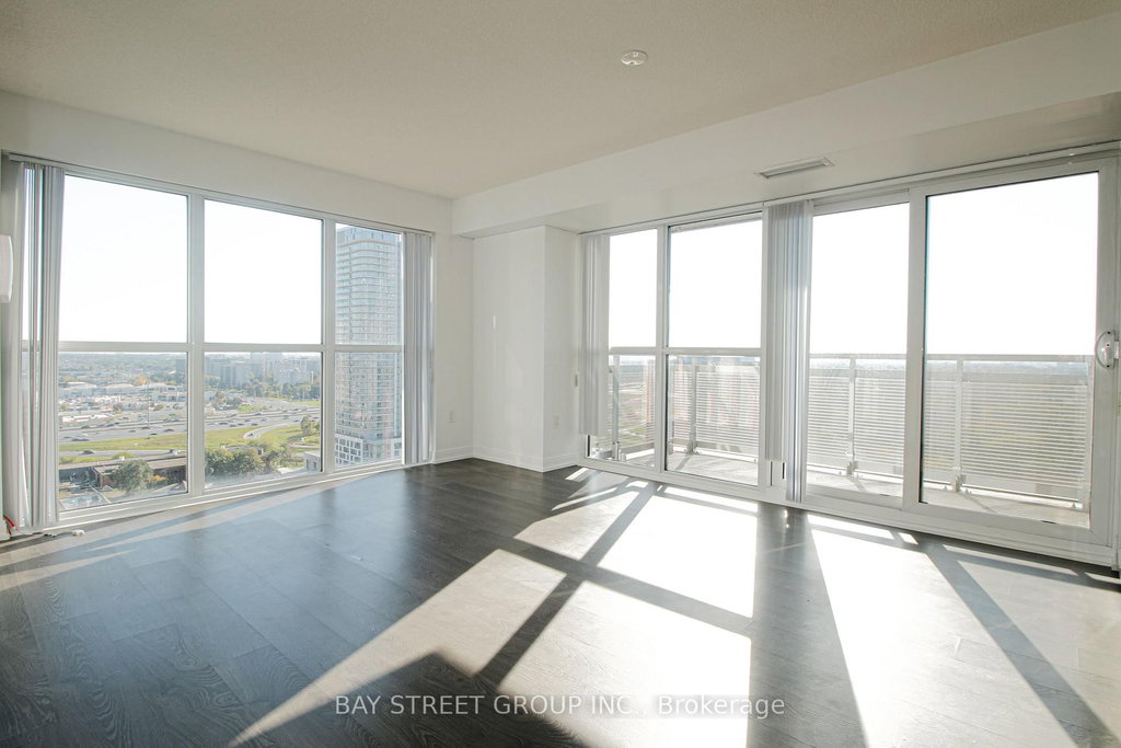 2123 - 275 Village Green Square 4