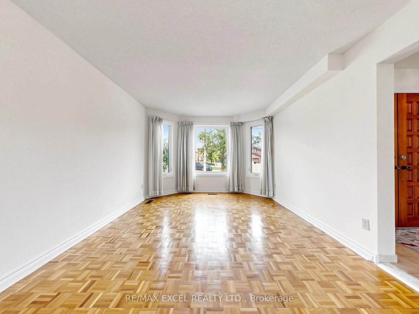 3 Lovekin Grove • Toronto, ON photo 8