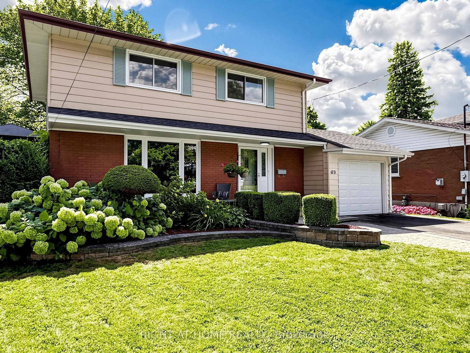 479 Bernhard Crescent • Oshawa, ON photo 2