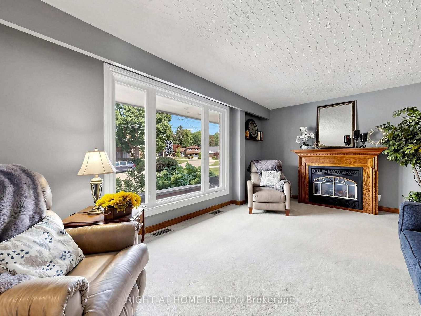 479 Bernhard Crescent • Oshawa, ON photo 3