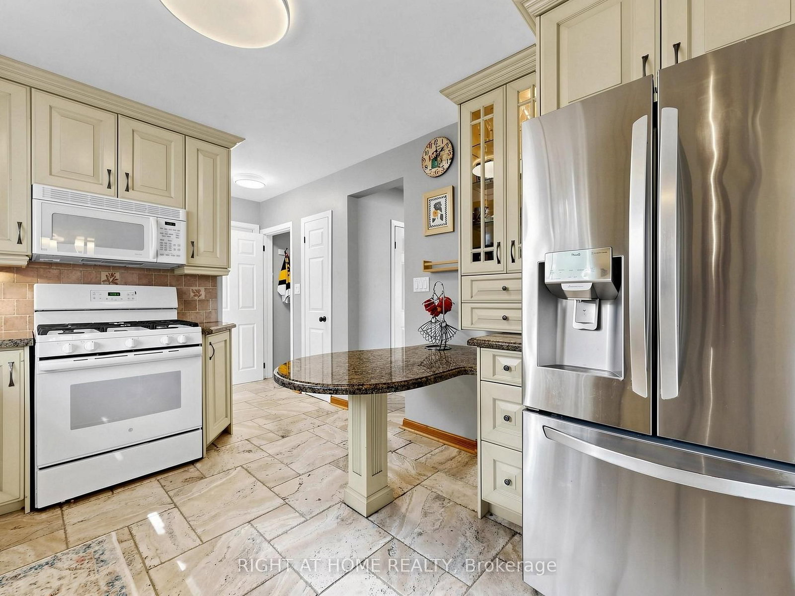 479 Bernhard Crescent • Oshawa, ON photo 9