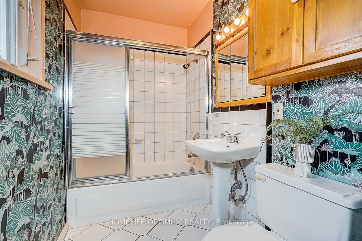 16 Ayre Point Road • Toronto, ON photo 19