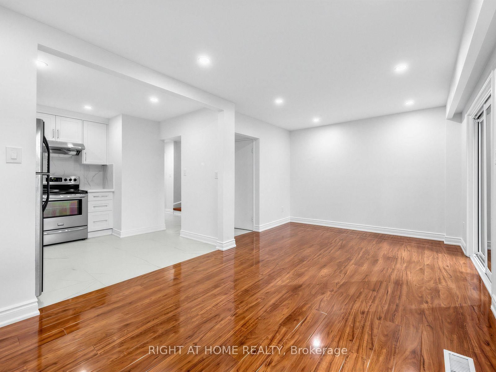 336 Sprucewood Court • Toronto, ON photo 9