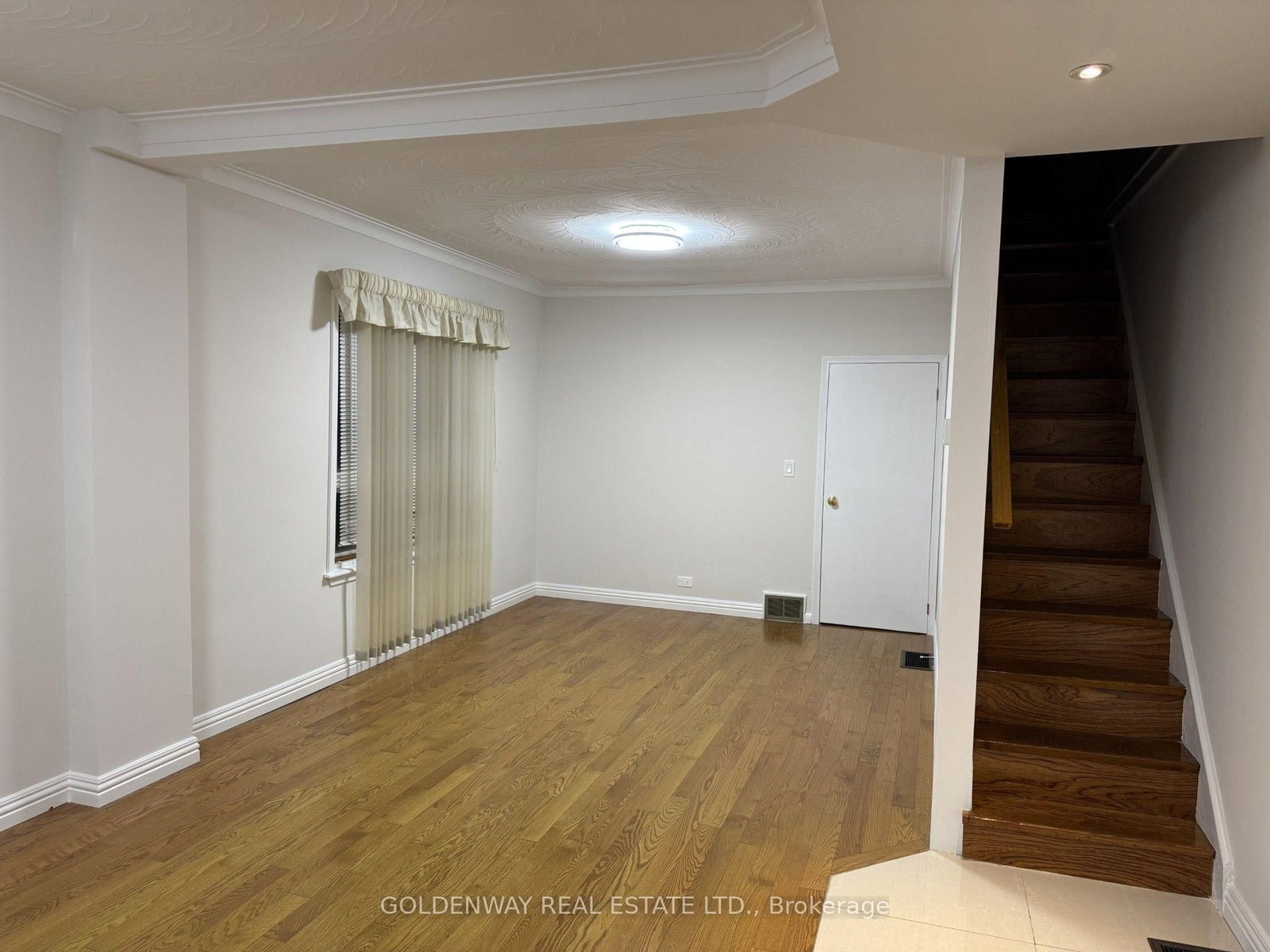 327 Springdale Boulevard • Toronto, ON photo 6