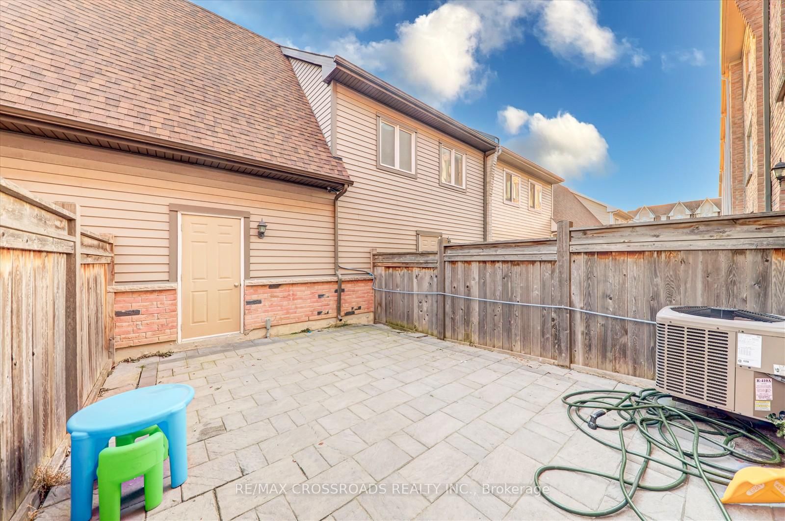 19 Kawneer Terrace • Toronto, ON photo 31