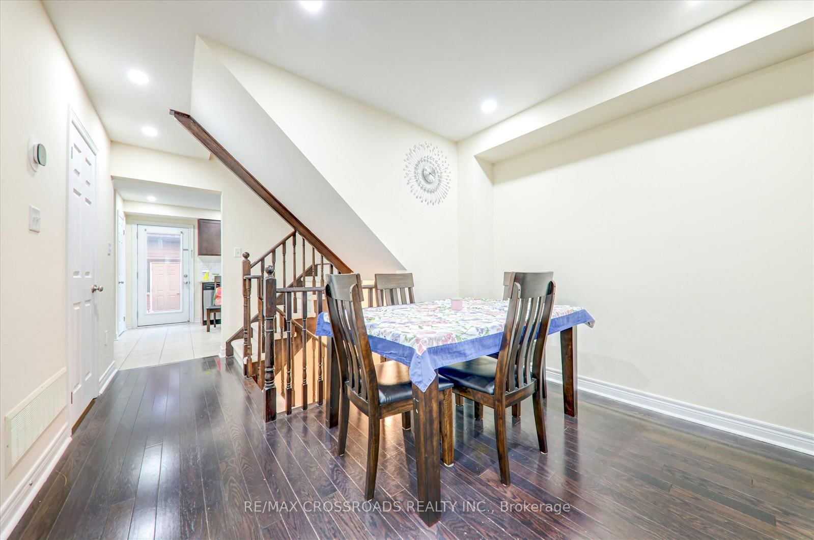 19 Kawneer Terrace • Toronto, ON photo 9