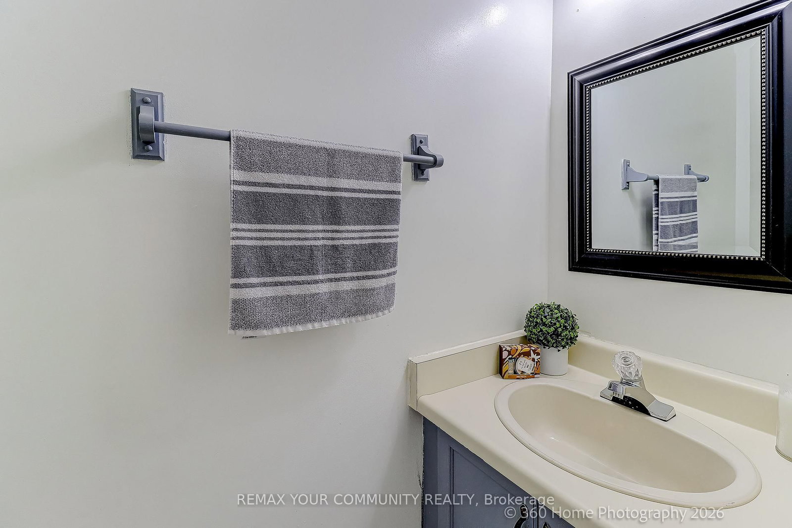 4 Mayflower Street S • Whitby, ON photo 10