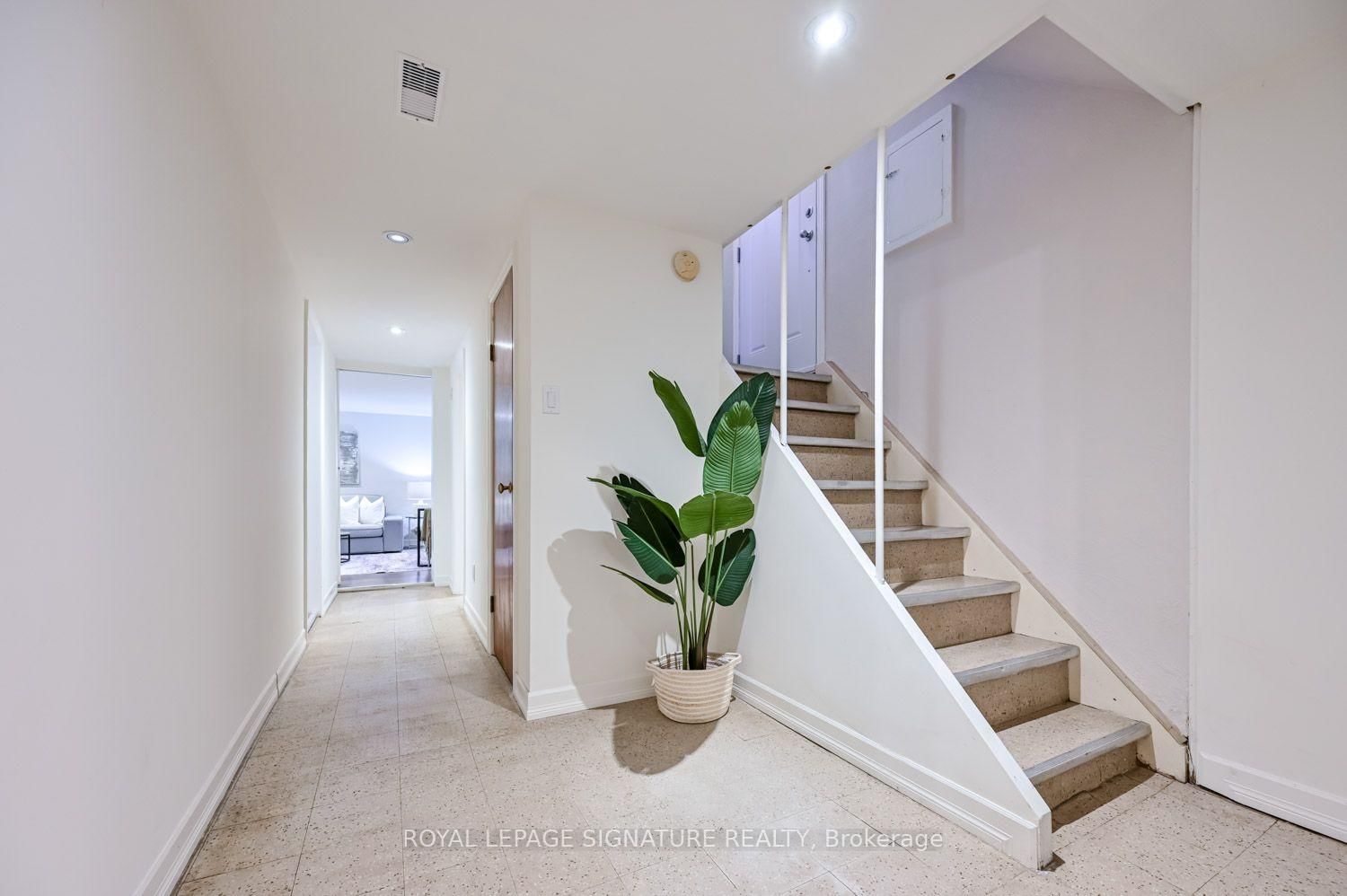 40 Shandara Crescent • Toronto, ON photo 14