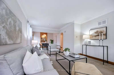 40 Shandara Crescent • Toronto, ON photo 5