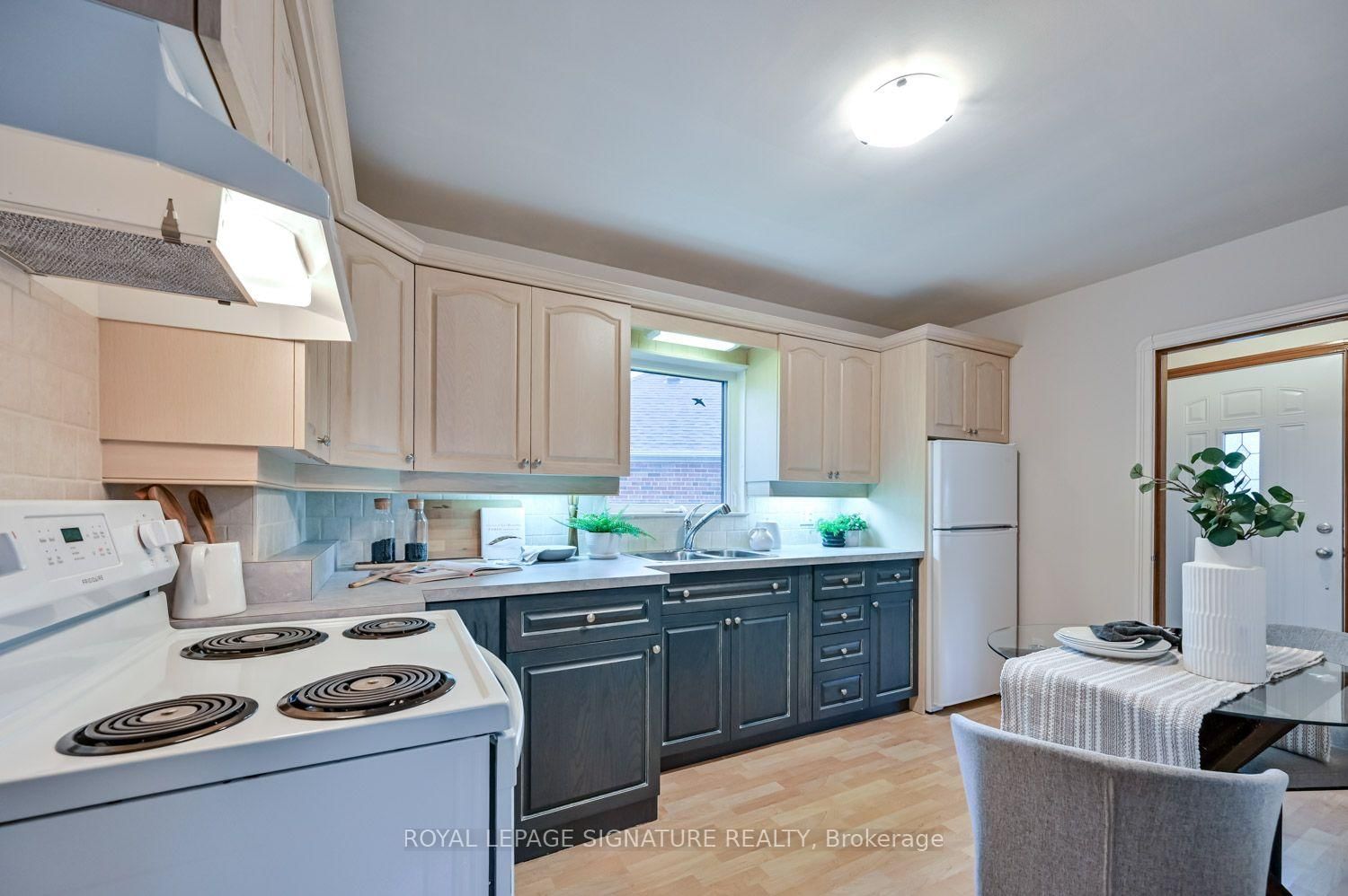 40 Shandara Crescent • Toronto, ON photo 8