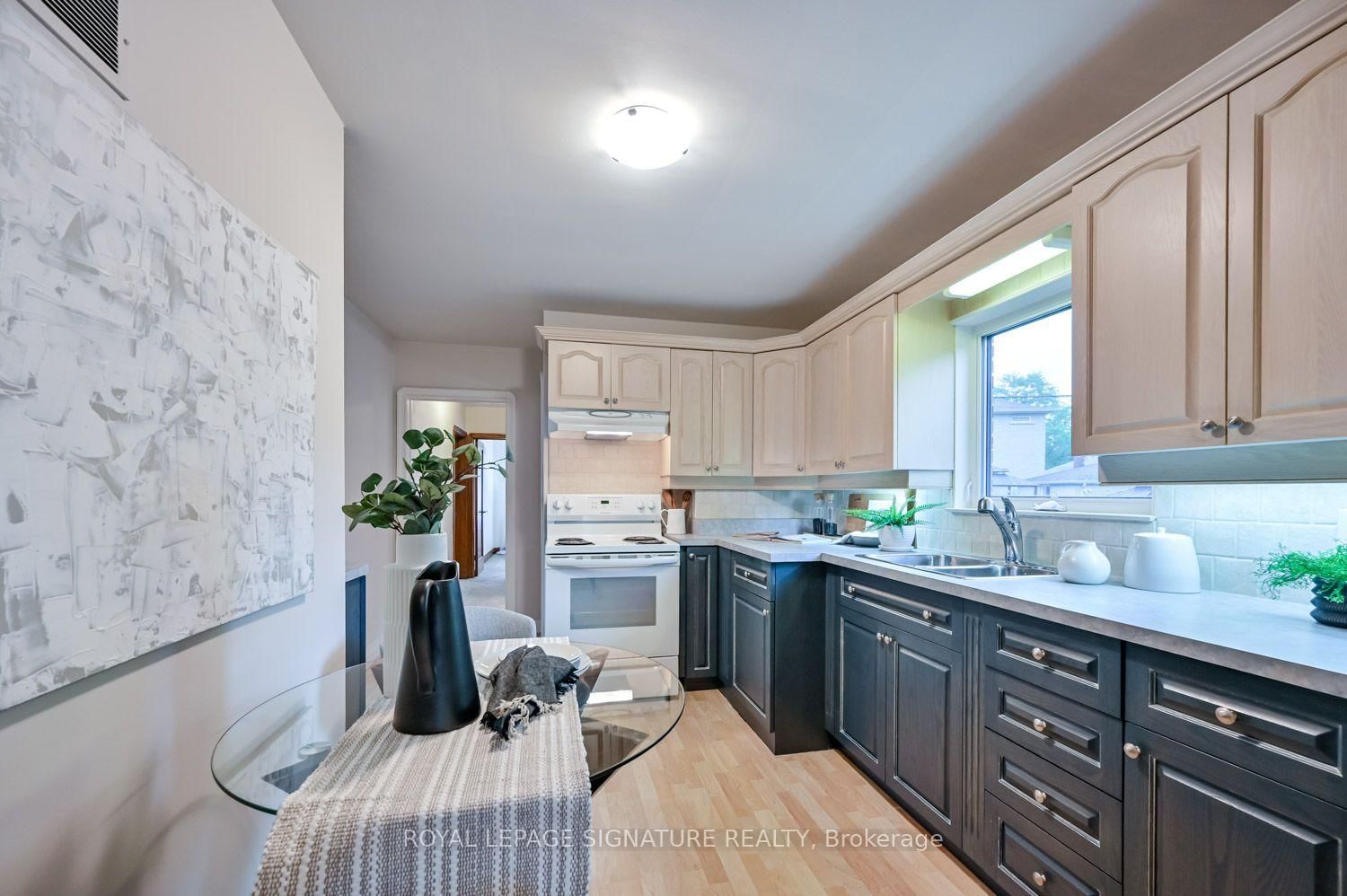 40 Shandara Crescent • Toronto, ON photo 9