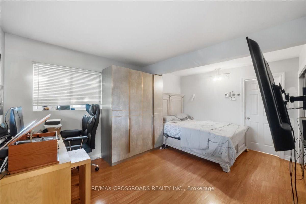239 Island Road • Toronto, ON photo 9