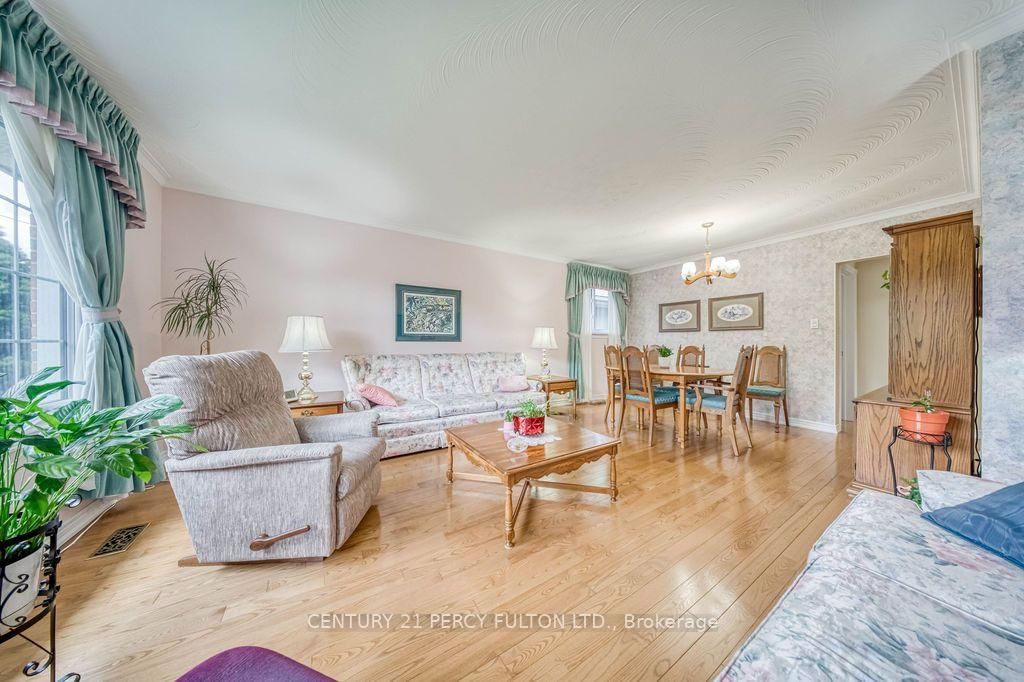 70 Limevale Crescent • Toronto, ON photo 5