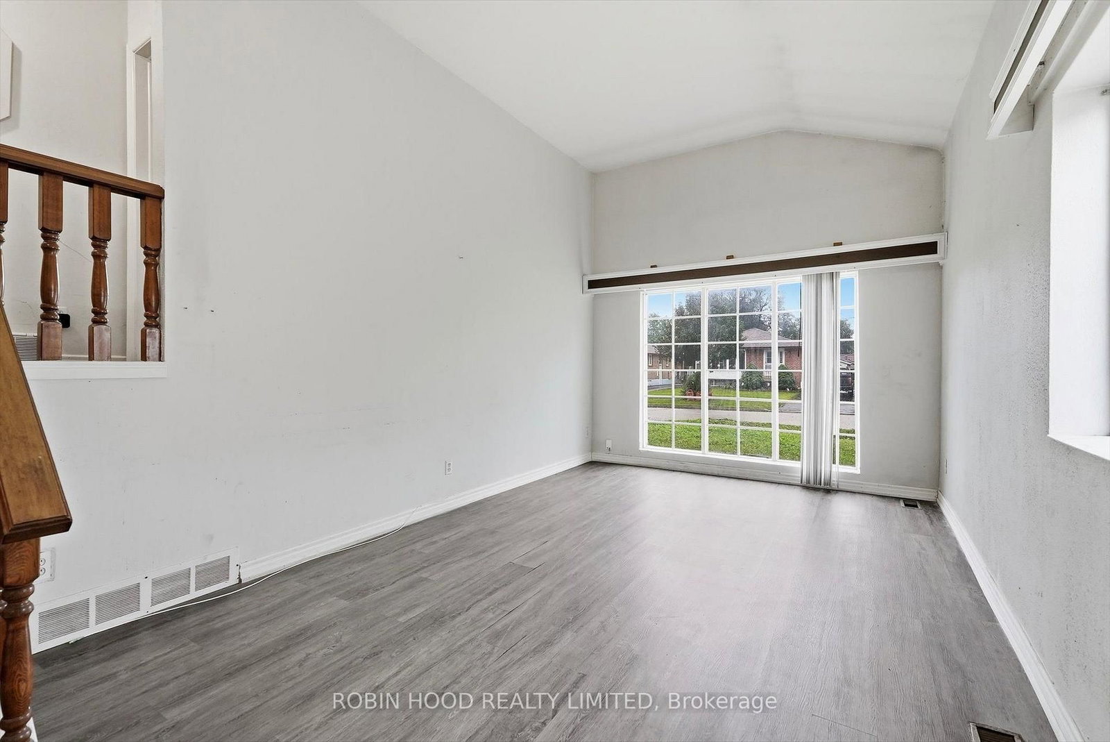 8 Pandora Circle • Toronto, ON photo 3