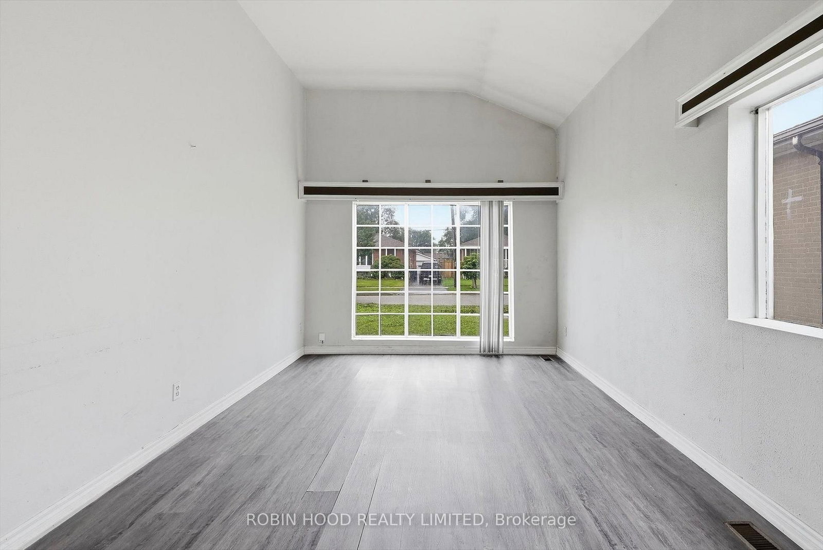 8 Pandora Circle • Toronto, ON photo 5