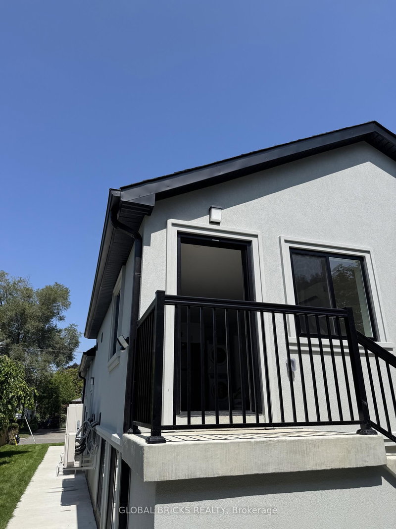 Unit 2- Rear Upper - 101 Minerva Avenue