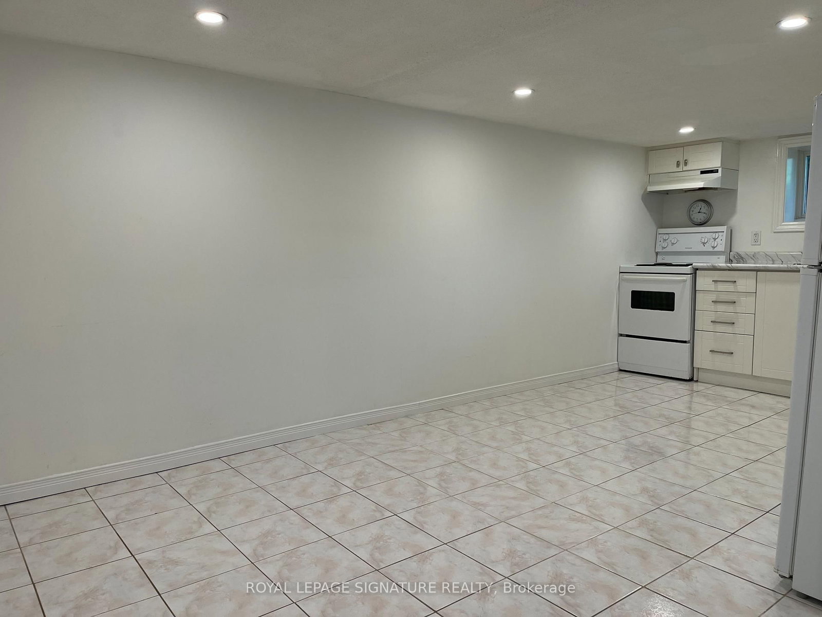 Bsmt - 24 Weymouth Avenue, Toronto 5