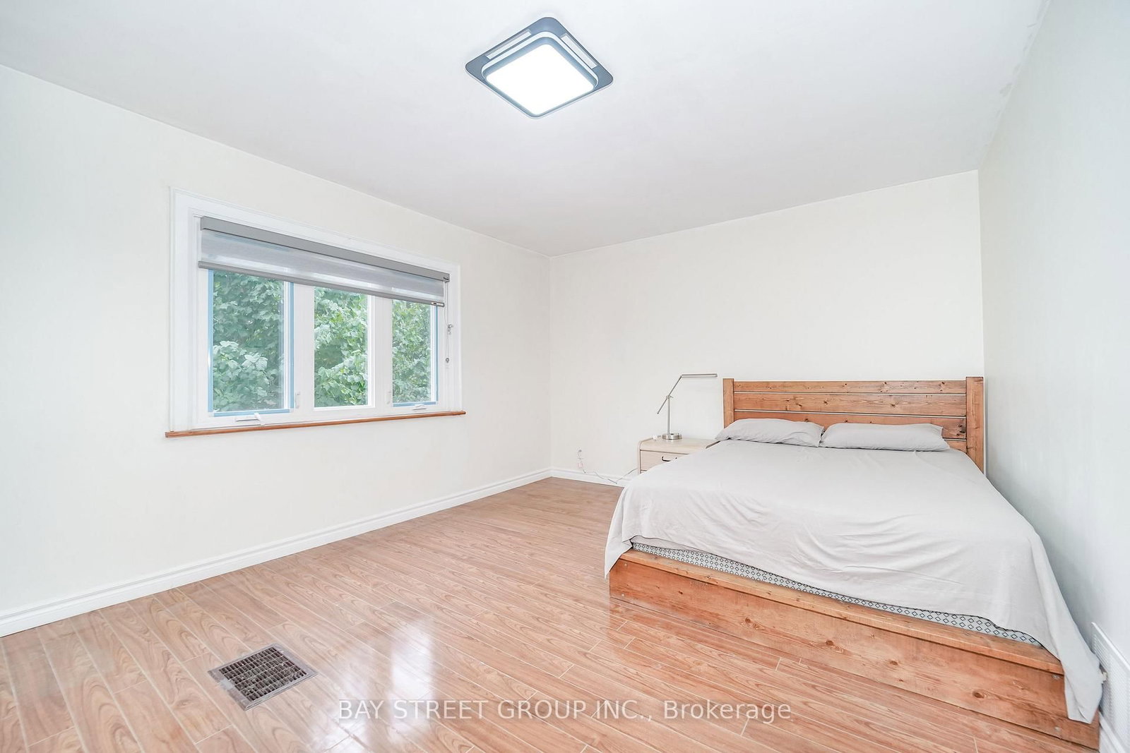 54 Thyra Avenue • Toronto, ON photo 11