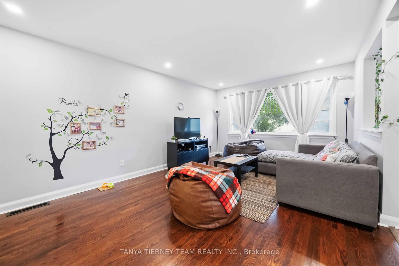 118 Rossland Road W • Oshawa, ON photo 4