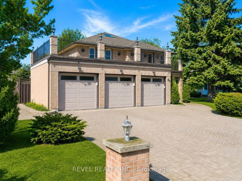 88 Lake Driveway W