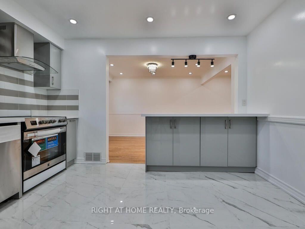 9 Allister Avenue • Toronto, ON photo 16