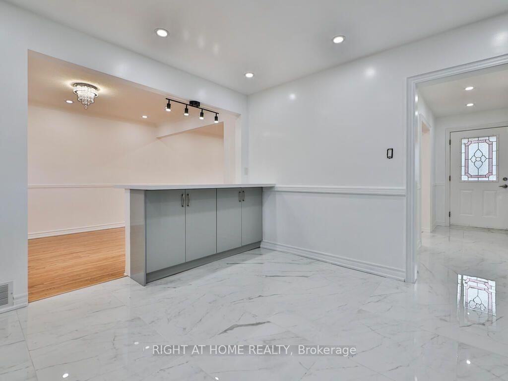 9 Allister Avenue • Toronto, ON photo 17
