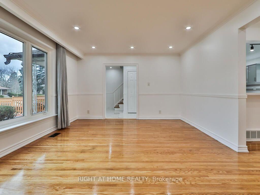 9 Allister Avenue • Toronto, ON photo 7