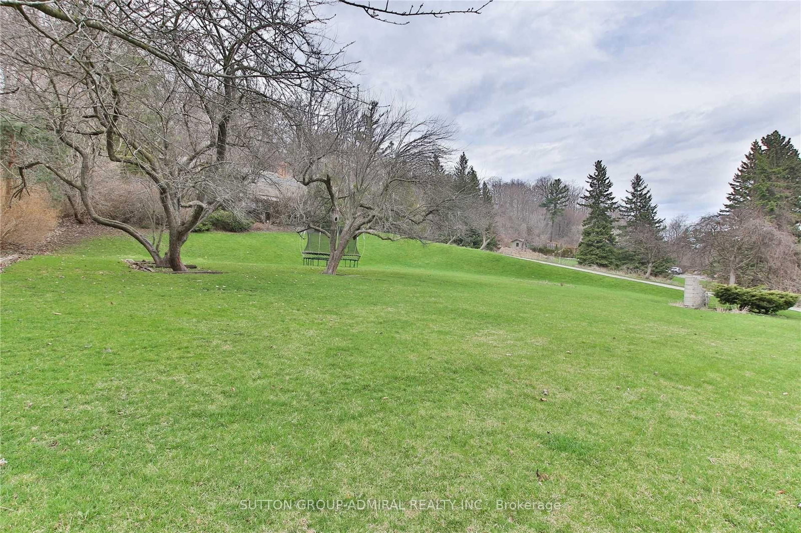 37 Meadowcliffe Drive • Toronto, ON photo 4