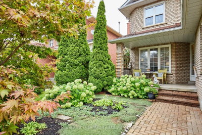33 Waller Street • Whitby, ON photo 2
