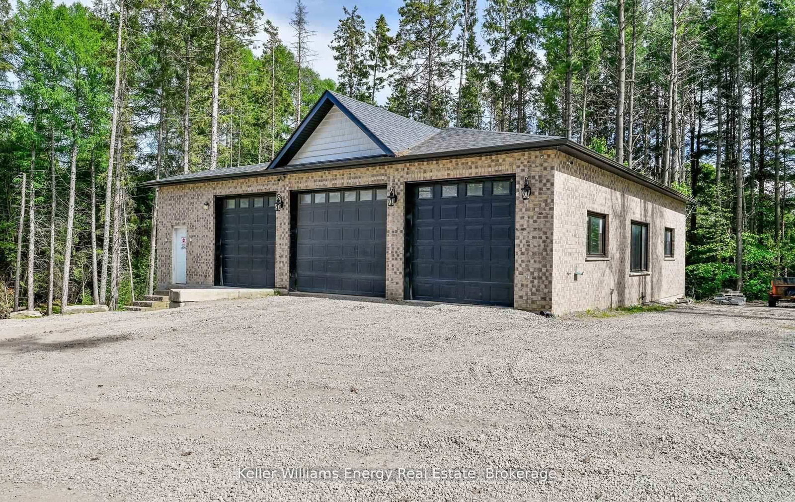 7925 Cedarbrook Trail • Whitby, ON photo 2