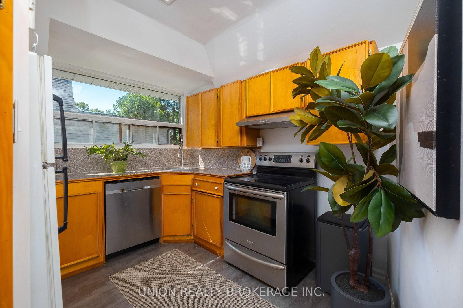 394 Coxwell Avenue • Toronto, ON photo 8