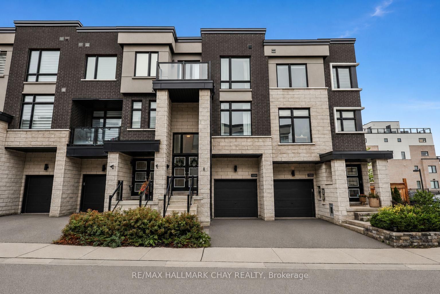 2526 Castlegate Crossing • Pickering, ON photo 2